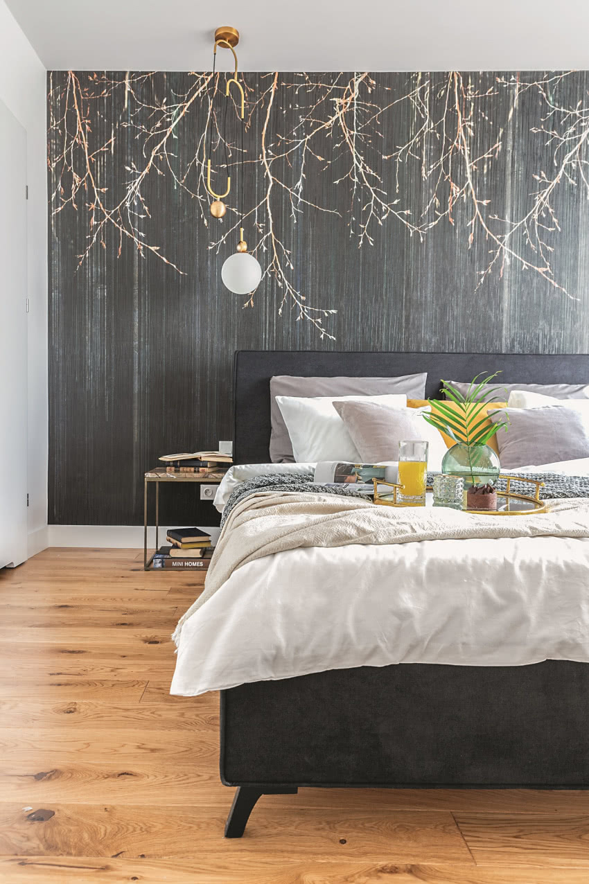 Przechodząc w głąb piętra, docieramy do sypialni...