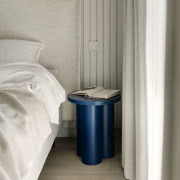 Proste biurko oraz ceglaste
krzesło od mdd...