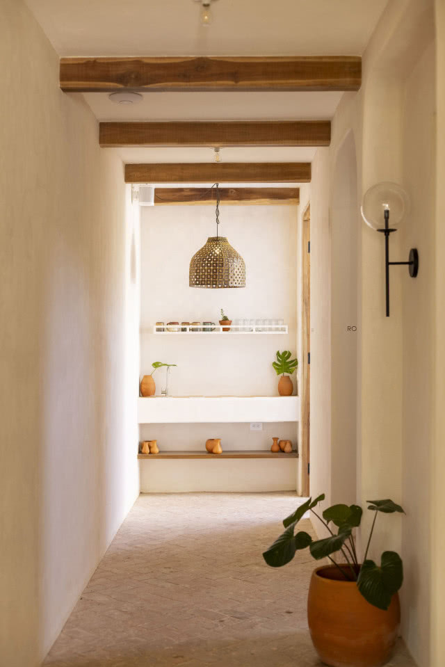 korytarz, w tle lampa z ławą