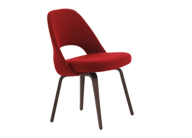 czerwone krzesło bez podłokietników