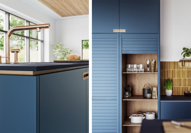 niebieskie matowe fronty kuchenne, wyspa kuchenna, stołki barowe, okrągły stół z krzesłami, oświetlenie sufitowe, jodełka na podłodze, obrazy, półki, złota bateria zlewozmywakowa, szklanki, garnki