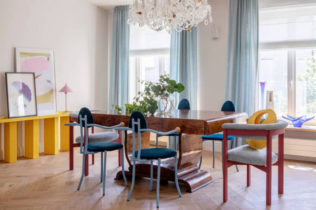 stół art déco czeczota i kolorowe krzesła jadalnia aranżacja