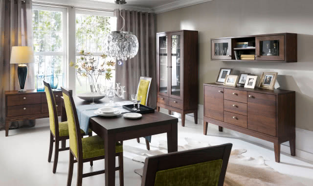 ciemne drewniane meble, komoda, półka wisząca, witryna, stół, krzesła, wazony, zastawa stołowa, lampa na komodzie, ramki ze zdjęciami