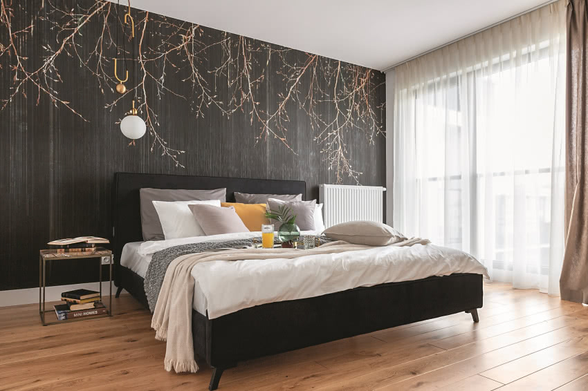 Sypialnia główna to esencja elegancji: na obitym...