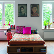 Biała kuchnia Tomka zamieszkującego parter. Stół...