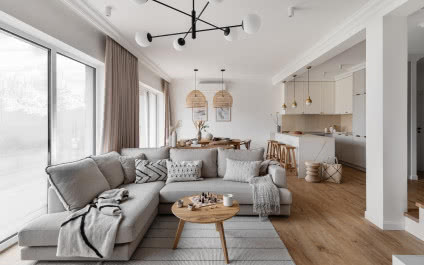 Dom nad zalewem w stylu scandi boho. Zamieszkała w nim czteroosobowa rodzina!