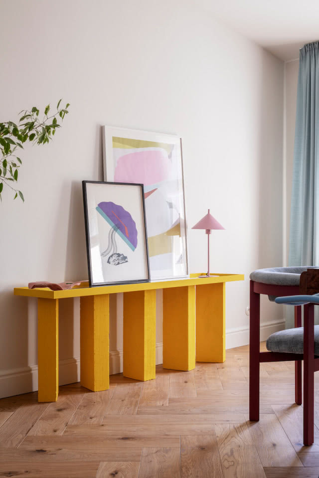 Parkiet w jodełkę i żółta konsola