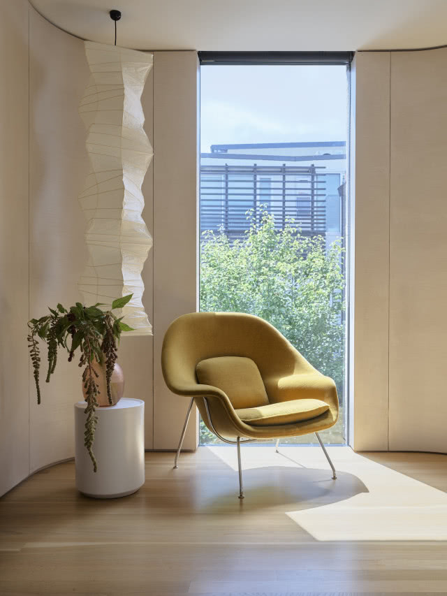 żółty fotel na tle okna