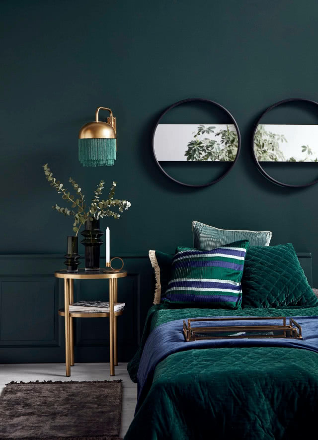 Butelkowa zieleń w sypialni ze złotymi dodatkami