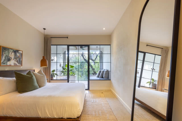 sypialnie na piętrze, na pierwszym planie z boku lustro