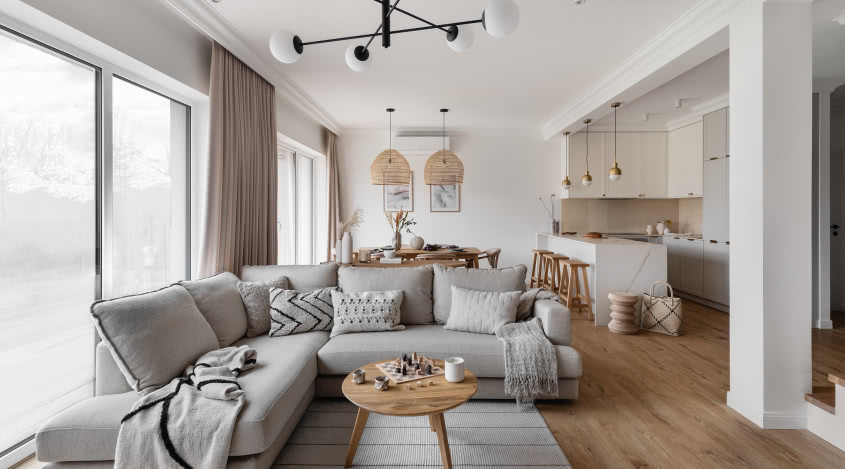 Dom nad zalewem w stylu scandi boho. Zamieszkała w nim czteroosobowa rodzina!