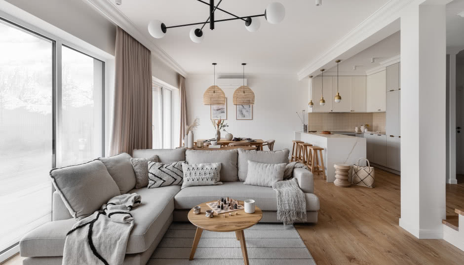 Dom nad zalewem w stylu scandi boho. Zamieszkała w nim czteroosobowa rodzina!