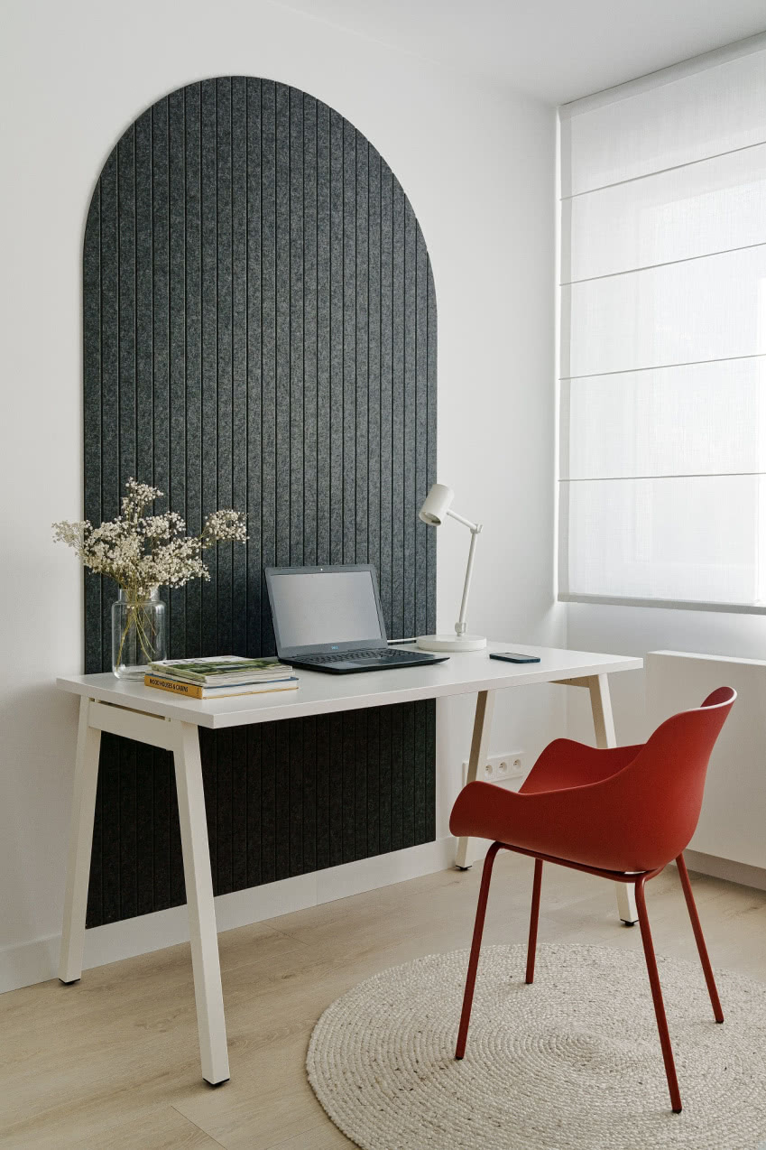 Proste biurko oraz ceglaste
krzesło od mdd...