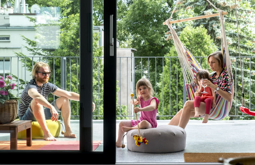 Duże okna wpuszczają
do środka dużo...