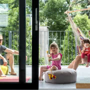 Biała kuchnia Tomka zamieszkującego parter. Stół...