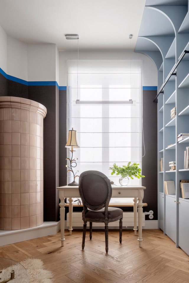 piec ceramiczny w pokoju