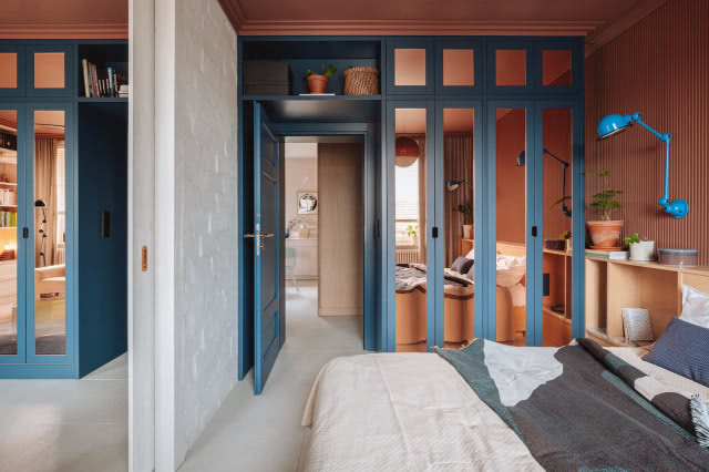 drzwi do sypialni i szklane fronty szafy