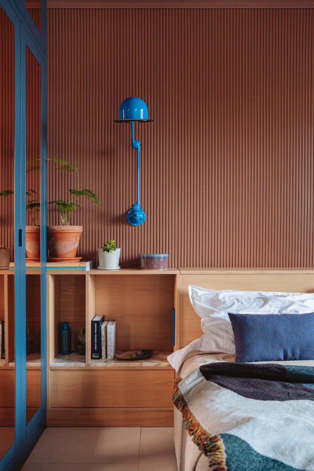 kolor terakoty w sypialni niebieski klinkiet