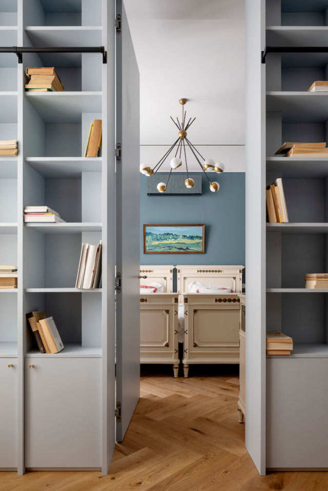 regały biblioteka w kolorze szarym