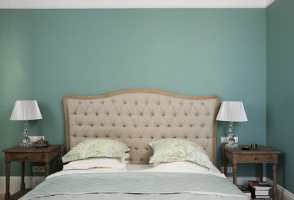 Sypialnia w spłowiałych kolorach