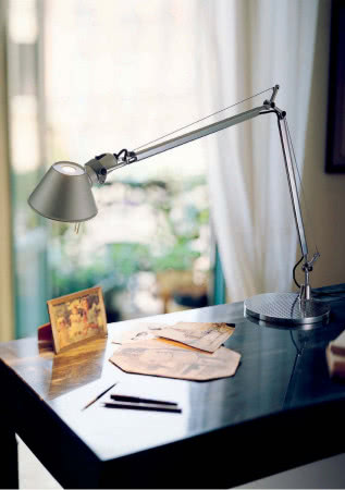 Lampa Tolomeo na biurku