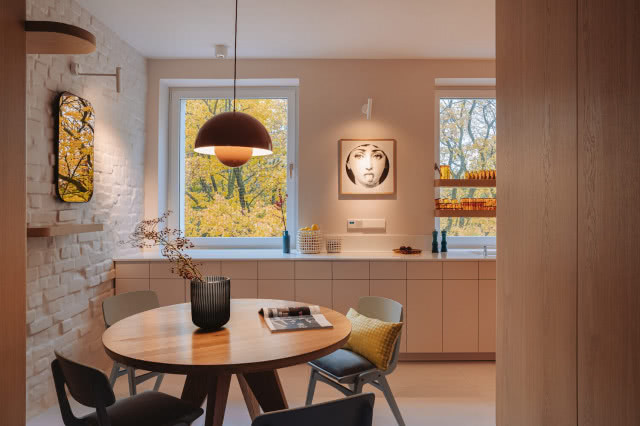 ceglana ściana w kuchni pomalowana na biało