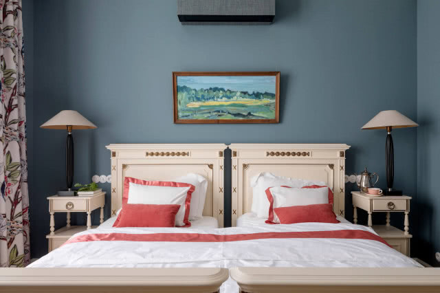 stylowe łóżko w sypialni i szare ściany