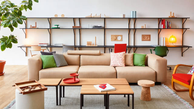 The Soft Modular Sofa wygląda jak typowa sofa modułowa
i właśnie w tym tkwi jej siła. Ten uniwersalny mebel pasuje
niemal do każdego wnętrza, fot. Vitra.
