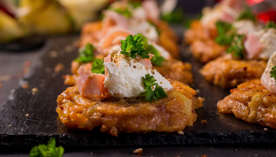 Placuszki z szynką, ananasem, suszonymi pomidorami i bakaliami