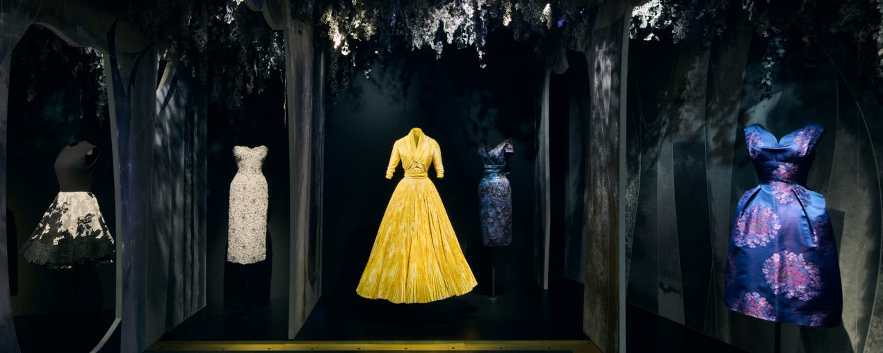 Paryż w rytmie haute couture - La Galerie Dior i Fundacja Azzedine Alaïa odkrywają niezwykły dialog Alaïi z Diorem