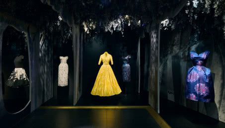 Paryż w rytmie haute couture - La Galerie Dior i Fundacja Azzedine Alaïa odkrywają niezwykły dialog Alaïi z Diorem