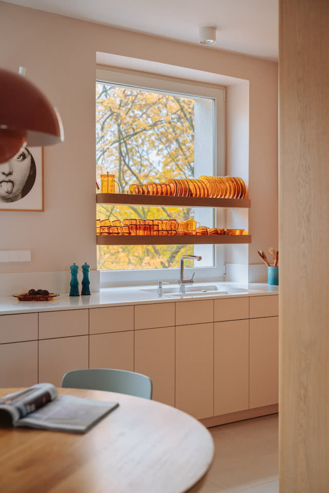 półki we wnęce okiennej