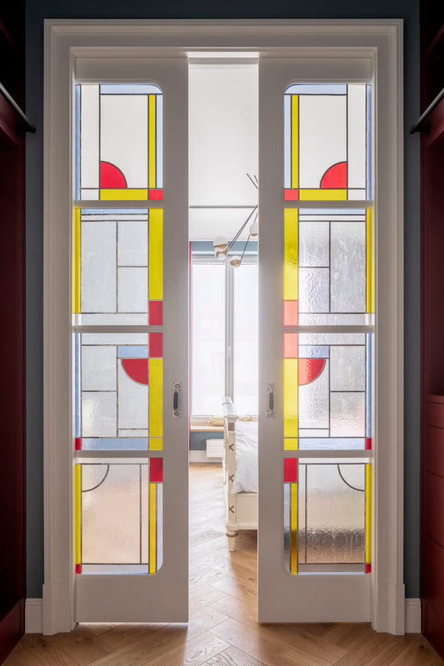 kolorowe szybki w drzwiach wewnętrznych w stylu art deco