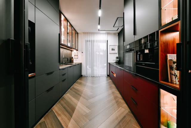 kuchnia bordowo-grafitowa