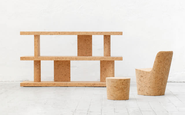 Do produkcji mebli Cork używany jest prasowany granulat, powstały
z odpadów z produkcji korków do wina, fot. Jasper Morrison Studio.