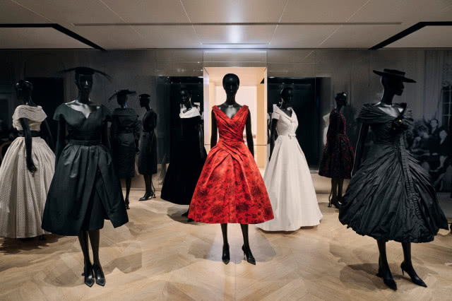 Paryż w rytmie haute couture - La Galerie Dior i Fundacja Azzedine Alaïa odkrywają niezwykły dialog Alaïi z Diorem