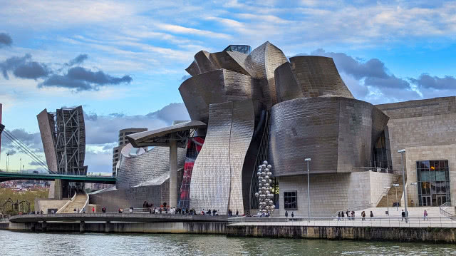 budynek o dynamicznej formie Frank Gehry