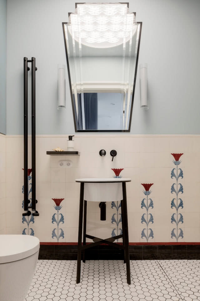 płytki w łazience wzór kwiatowy lilie