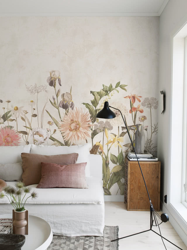 kanapa, za nią tapeta ze wzorem na dole