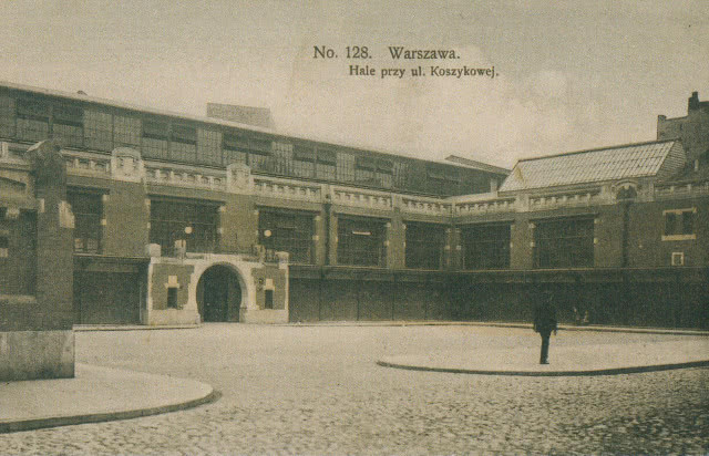 Hala Koszyki w Warszawie od strony. ul. Koszykowej, źródło: R. Marcinkowski, Ilustrowany Atlas Dawnej Warszawy, Oliwka, Warszawa 2013, s. 221