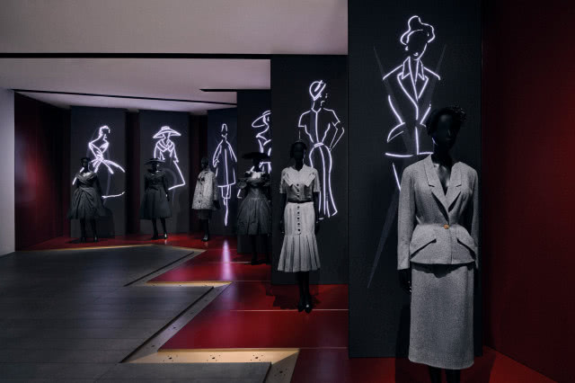 Paryż w rytmie haute couture - La Galerie Dior i Fundacja Azzedine Alaïa odkrywają niezwykły dialog Alaïi z Diorem