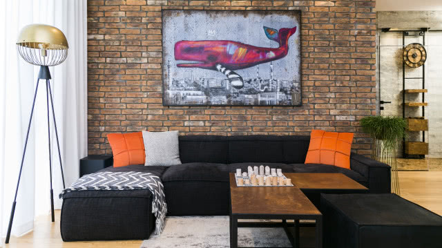 Styl industrialny, czerwona cegła na ścianach