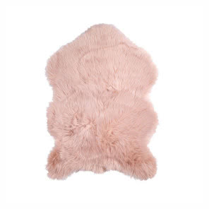 Różowy dywanik z owczej skóry