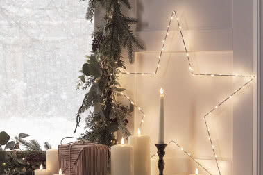 Jak ozdobić okno na Boże Narodzenie? Najpiękniejsze świąteczne dekoracje okienne!