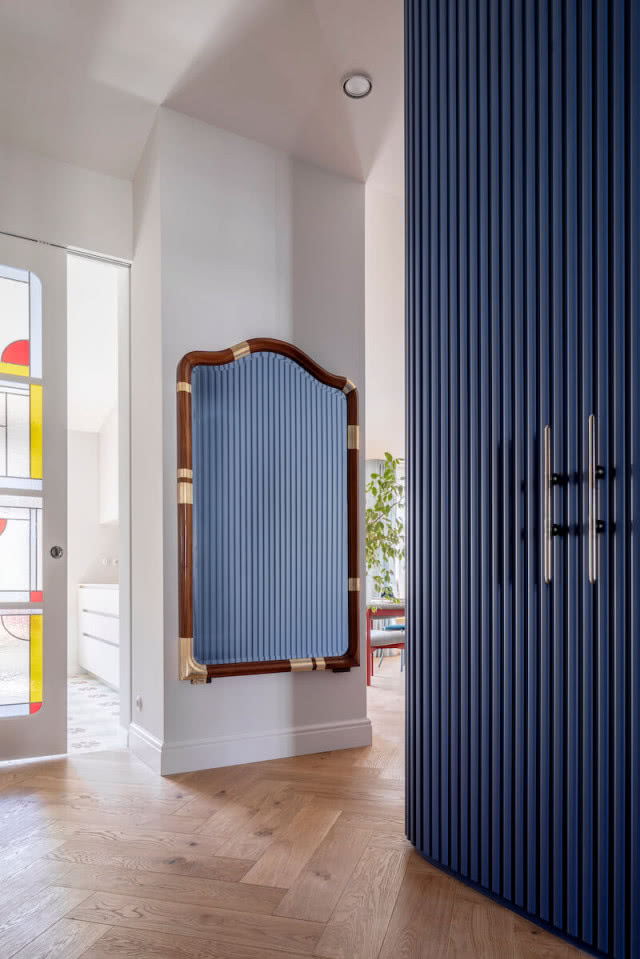 szafa w przedpokoju z ryflowanym frontem