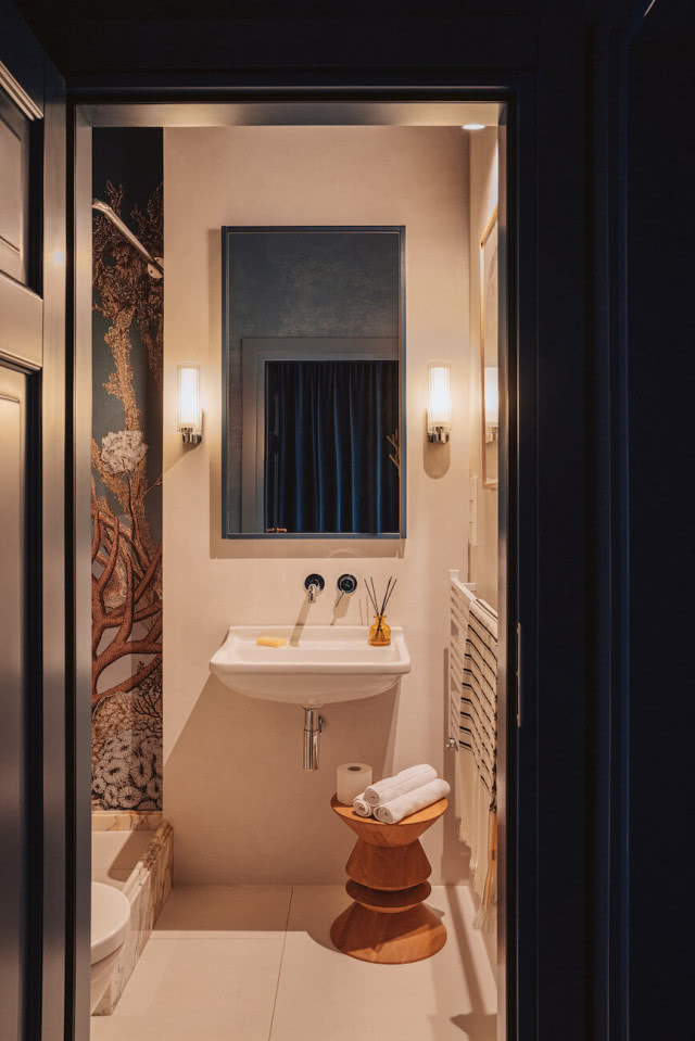 mała łazienka tapeta pod prysznicem 