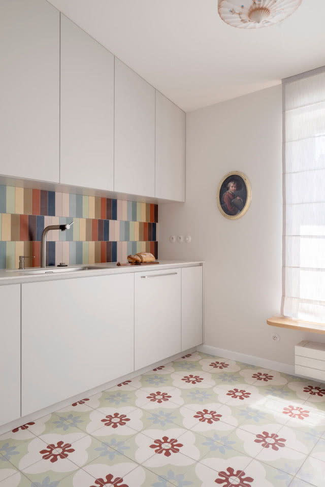 kolorowe płytki cementowe w kuchni