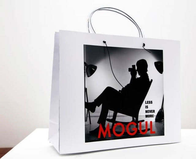 Susan Mogul, 
„Mniej nigdy nie 
znaczy więcej”, 
2019, druk, 
papierowe torby 
na zakupy, fot. dzięki 
uprzejmości artystki 