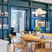 Na pierwszym planie osprzęt elektryczny Berker...