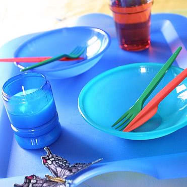 Błękitne plastikowe naczynia